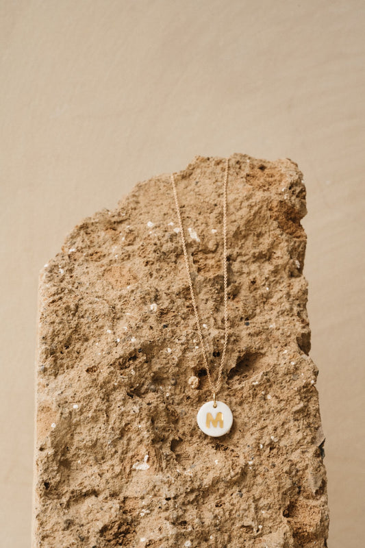 Pendentif Lettre — Porcelaine rehaussé à l'or & anneau plaqué or