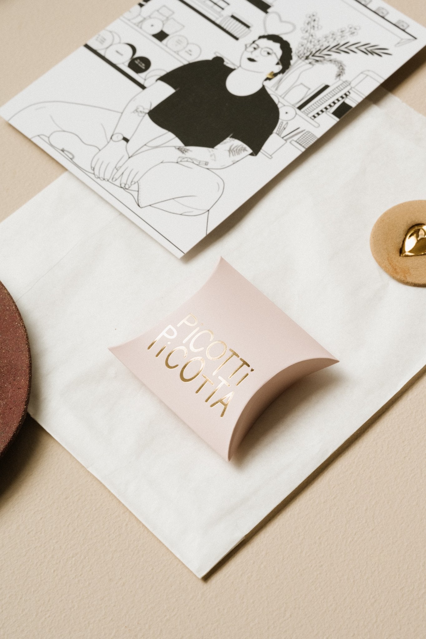 Broche BON jour — Porcelaine, grès coloré rehaussé à l’or