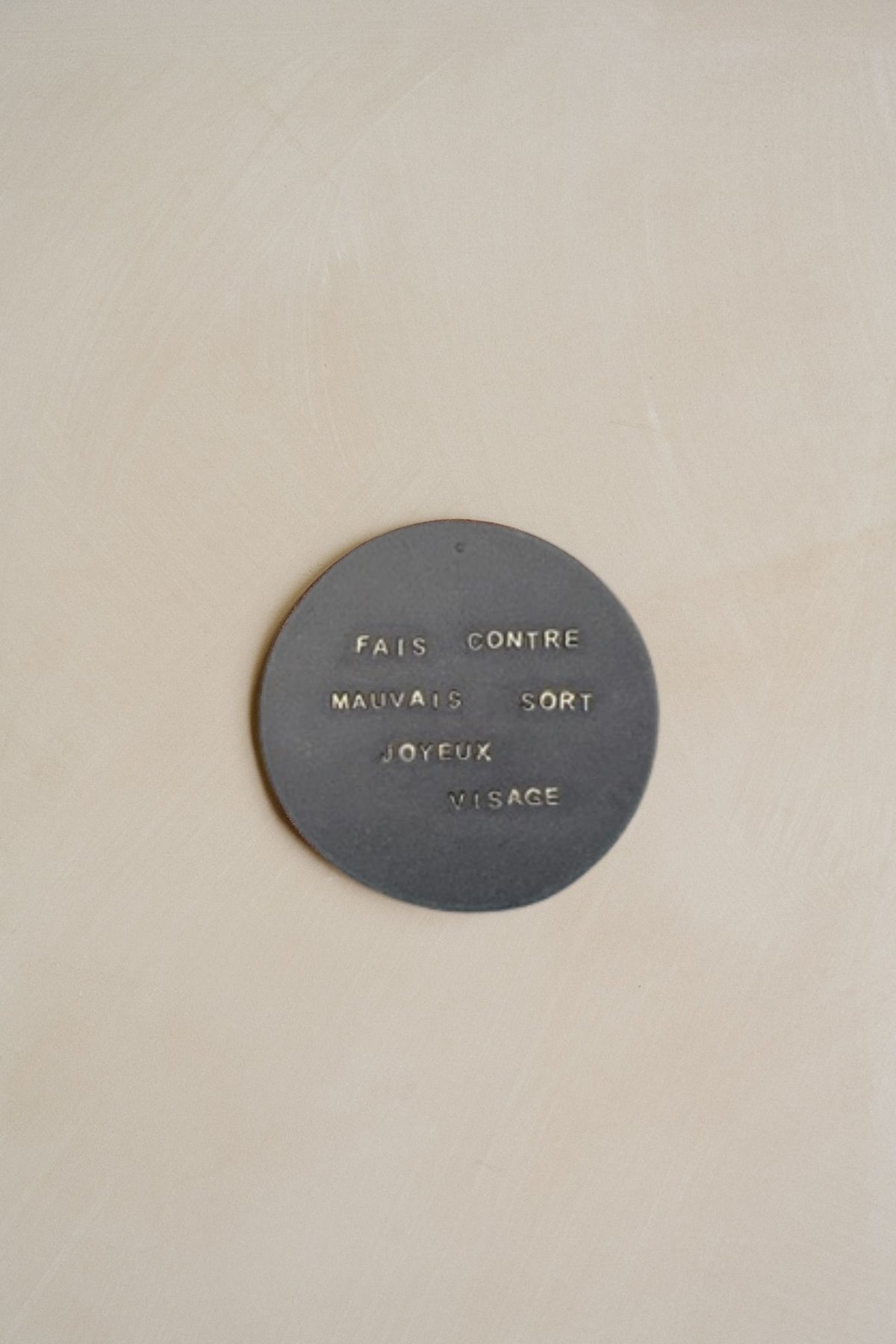 Plaquette décorative “FAIS CONTRE MAUVAIS SORT JOYEUX VISAGE"