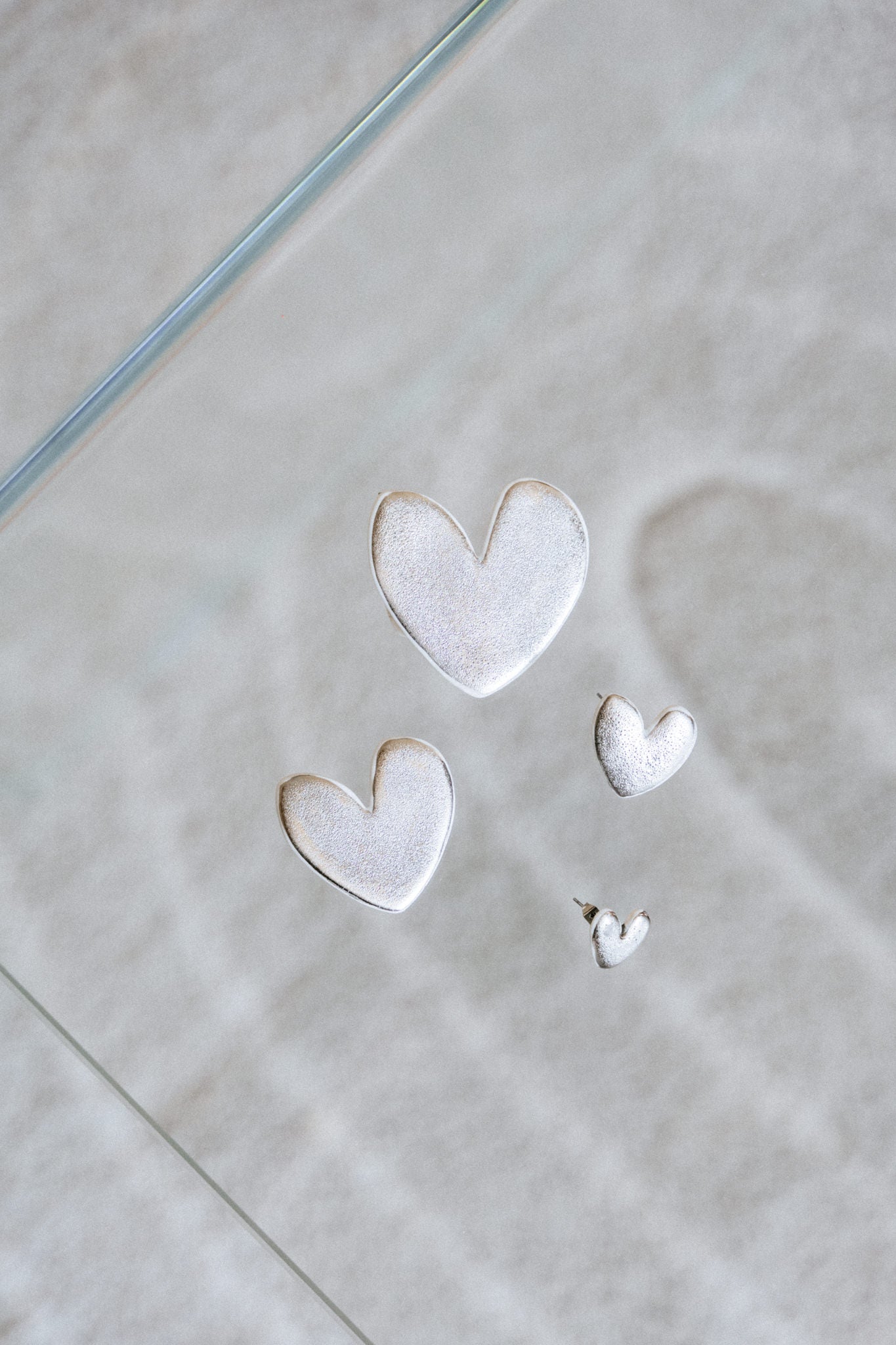 Le Crush argent mat — Boucles d’oreilles cœur 🩶🩶